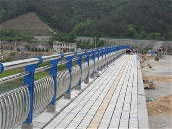 海口不锈钢桥梁护栏的特性及其在现代建筑中的应用